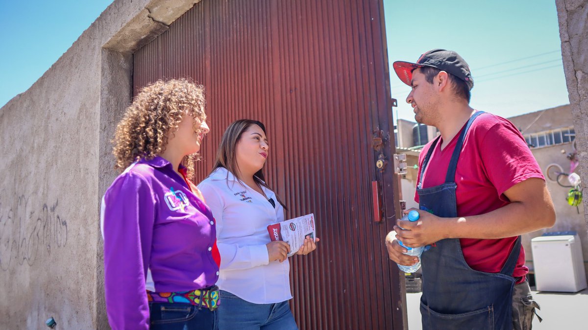 SugheyTorresR's tweet photo. Muchas gracias por caminar conmigo @GabyHLopez nuestra próxima Senadora de la Coalición Fuerza y Corazón por México.
🔴🔵🟡✌🏻

Las familias en la Col. Octavio Paz están listas 🤲🏻👏🏻👏🏻👏🏻👏🏻👏🏻 #TuFuturoEsAquí. https://t.co/cZ51jPfRo6