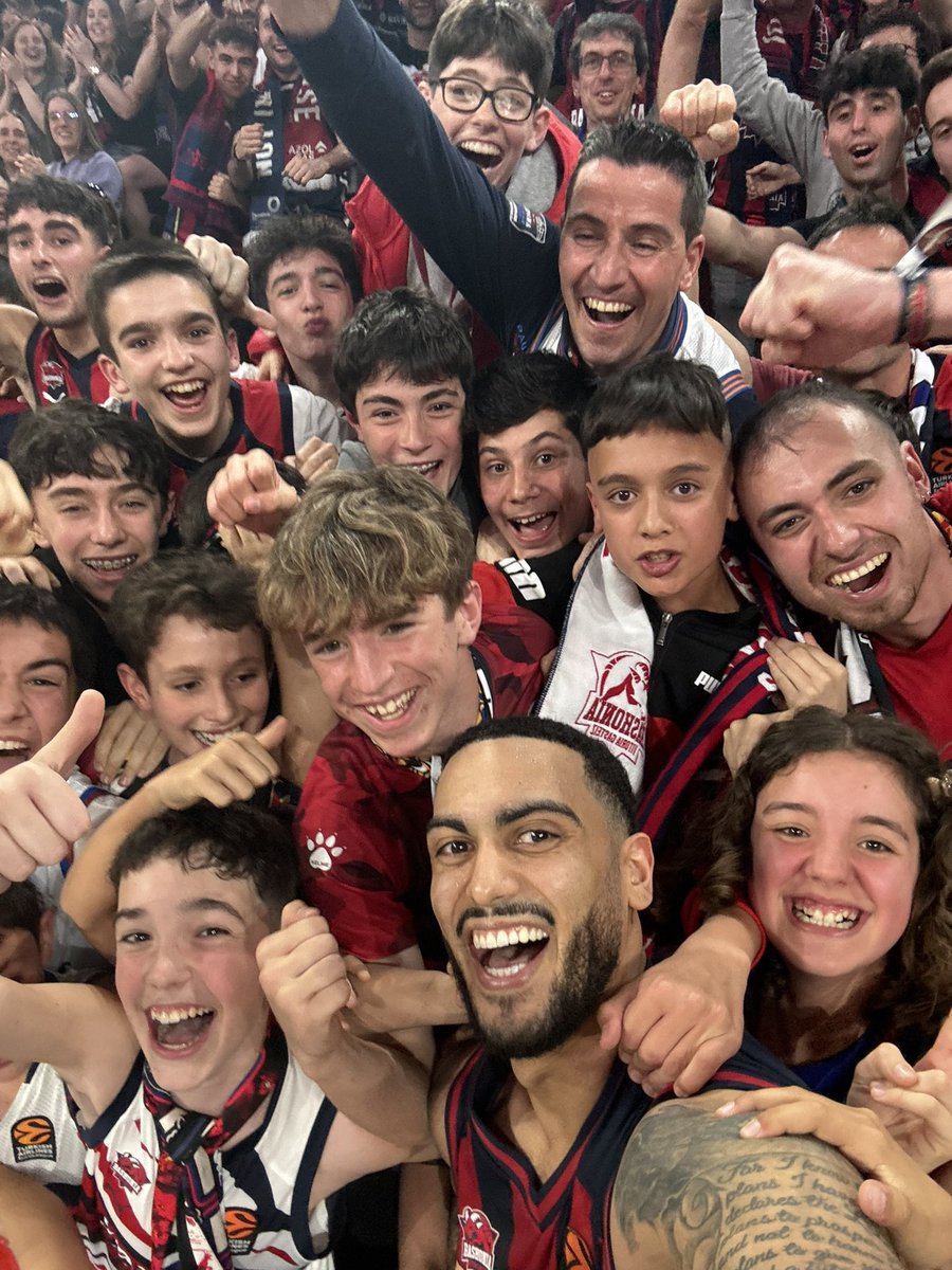 🤳 Un selfie para la historia del @Baskonia 📸 @EuroLeague