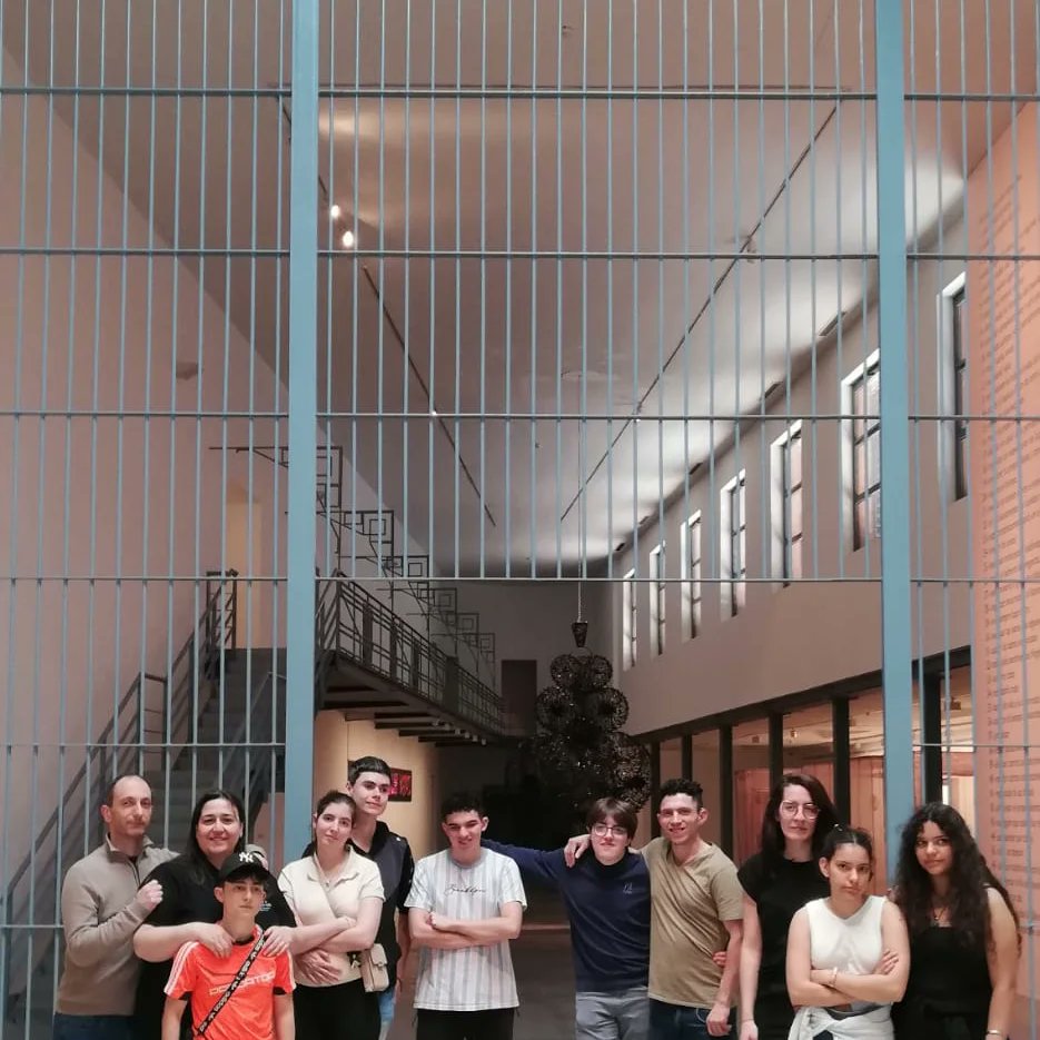 AspasSalamanca's tweet photo. 𝗩𝗶𝘀𝗶𝘁𝗮 𝗮𝗹 𝗗𝗔𝟮
➡️ Dentro del programa Inclui2 esta tarde nuestros jóvenes han acudido a una visita guiada al @DomusArtium2002
Gracias por hacernos disfrutar del arte en esta magnífica tarde.
#ocioinclusivo #Salamanca #accesibilidad #inclui2 #somosaspas https://t.co/8ZwVvUYbtQ