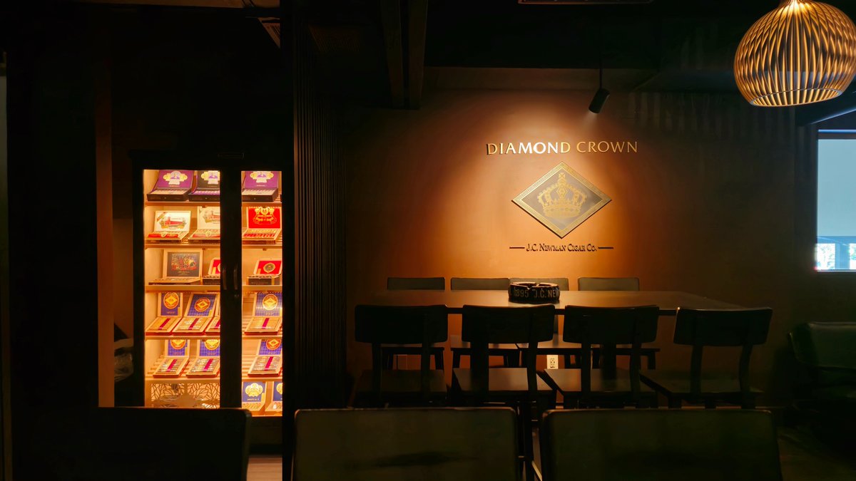 Last night, J.C. Newman Cigar Co. and @CoronaCigarCo opened a new Diamond Crown Cigar Lounge at Corona’s Tampa cigar store at a grand opening celebration attended by 250 people, including local politicians and local celebrities. This is the 36th Diamond Crown Cigar Lounge