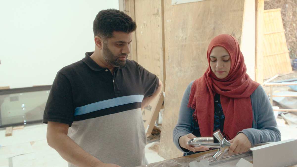 Omer & Nigar, were renovating a rundown reck, it had been a 2 year hard emotional #build. They were big on ambition… for that small #bathroom … my advice, to make it bigger in our heads. 🤯 Stream episode 5 of #YourDreamKitchensforLess On My5 @channel5_tv #renovation