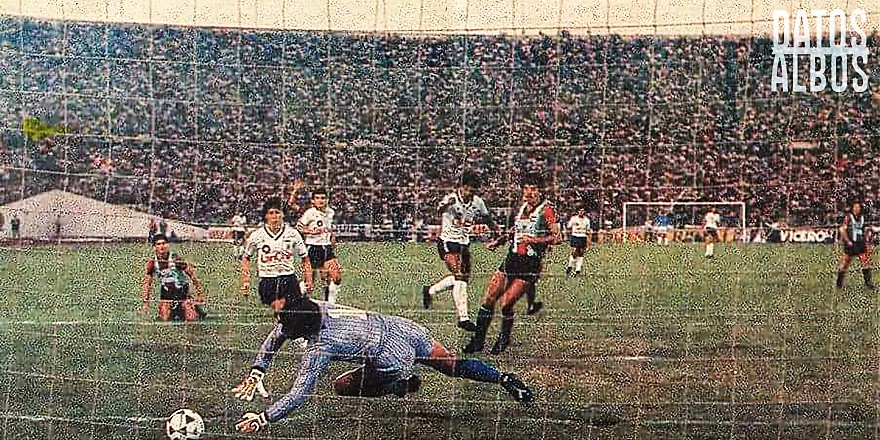 [1986] #ColoColo, ahora adiestrado por Arturo Salah, logra revertir un incómodo comienzo y se titula campeón del la Primera División. Un año con cambios también en el ámbito gerencial con la llegada de Peter Dragicevic como presidente del club. #99AñosColoColo