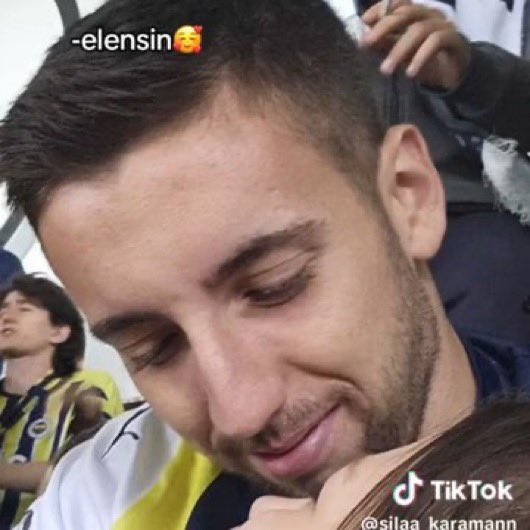 Bunları tespit edip bir daha tribüne sokmayacaksın. Dün milyonlarca Fenerbahçe taraftarı heyecandan ölecekken bunlar çıkıp “elensin” diye dalga geçebiliyor.