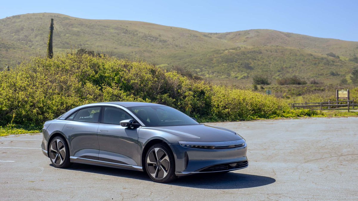 The 2024 Lucid Air Pure is modernist design perfected. motor1.com/reviews/716520…