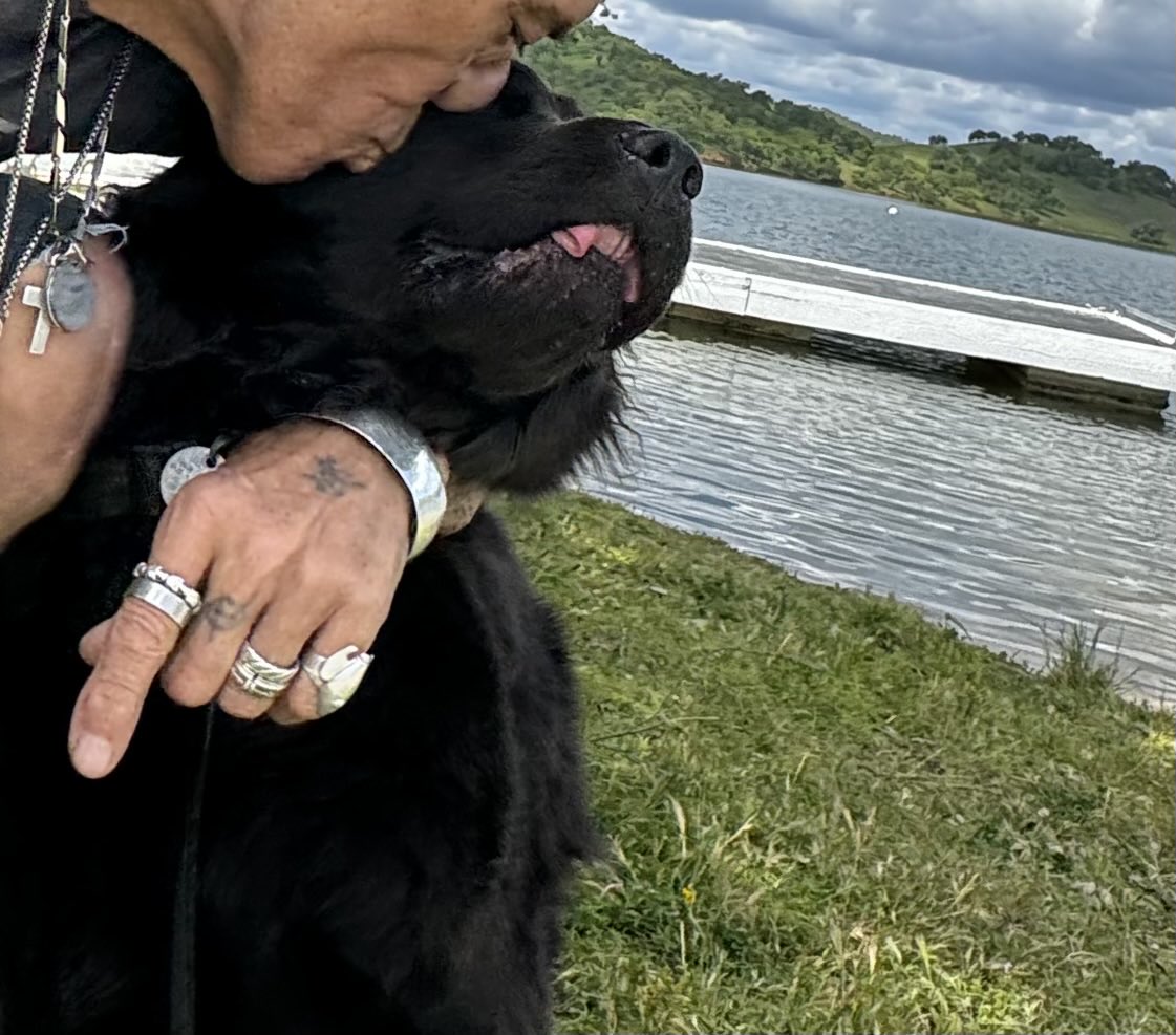 Giving my son, the one they call BEAR a big smooch. lol, he loves his daddy O’. ☠️🐕‍🦺☠️ #bearthedogg