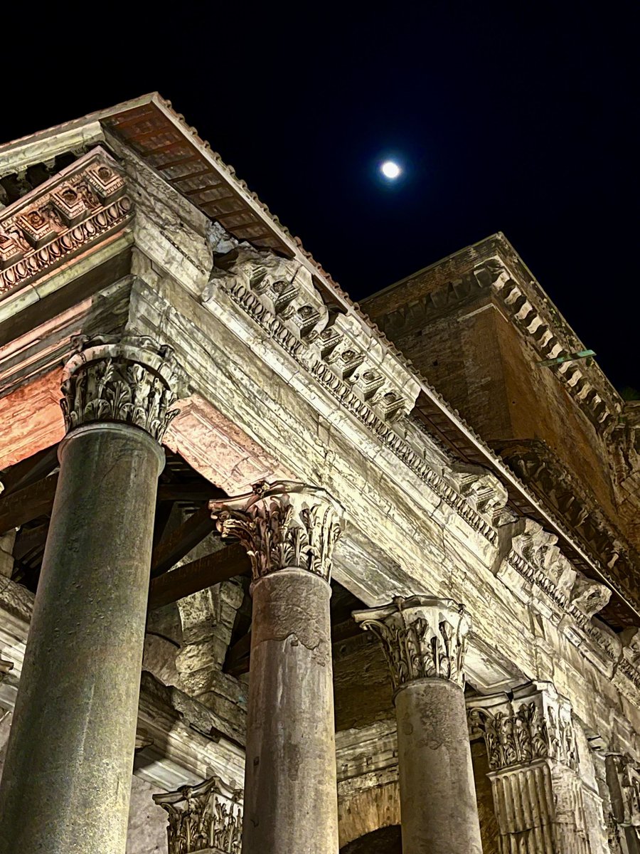 Dettaglio del #Pantheon ♥️ con illuminazione speciale, musica classica dal vivo e la luna 🌙 Un altro momento magico ✨ a #Roma 🤍 #Rome