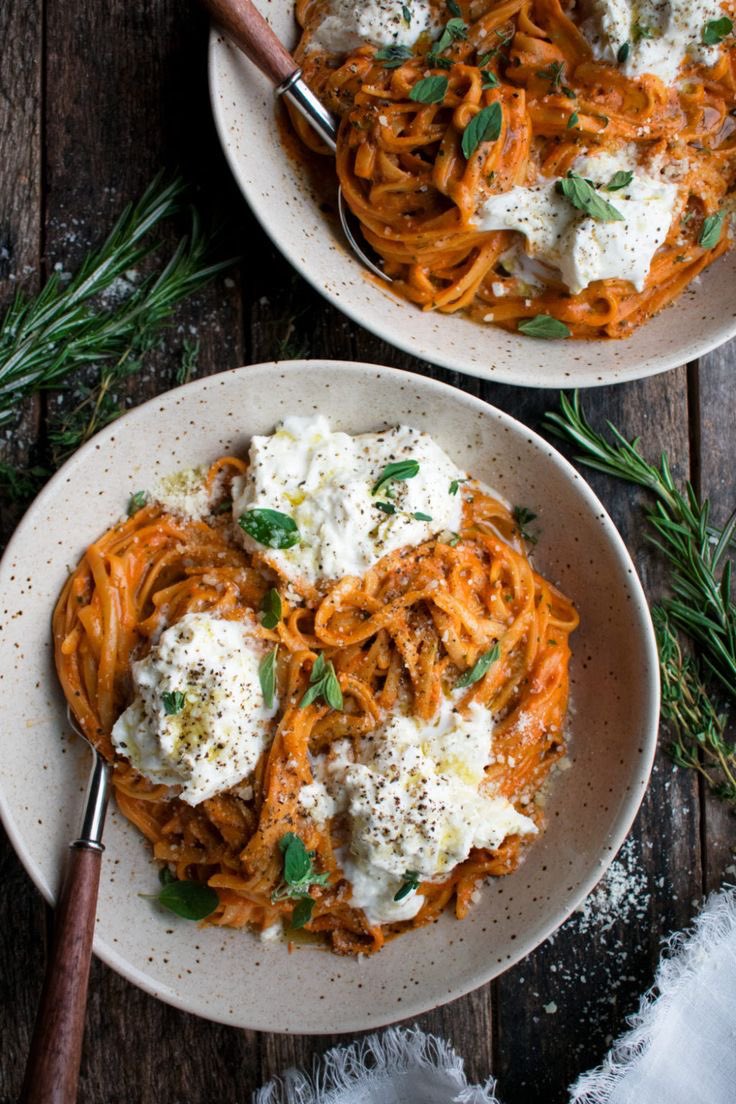 tonight's dinner inspo: creamy tomato sauce pasta with burrata