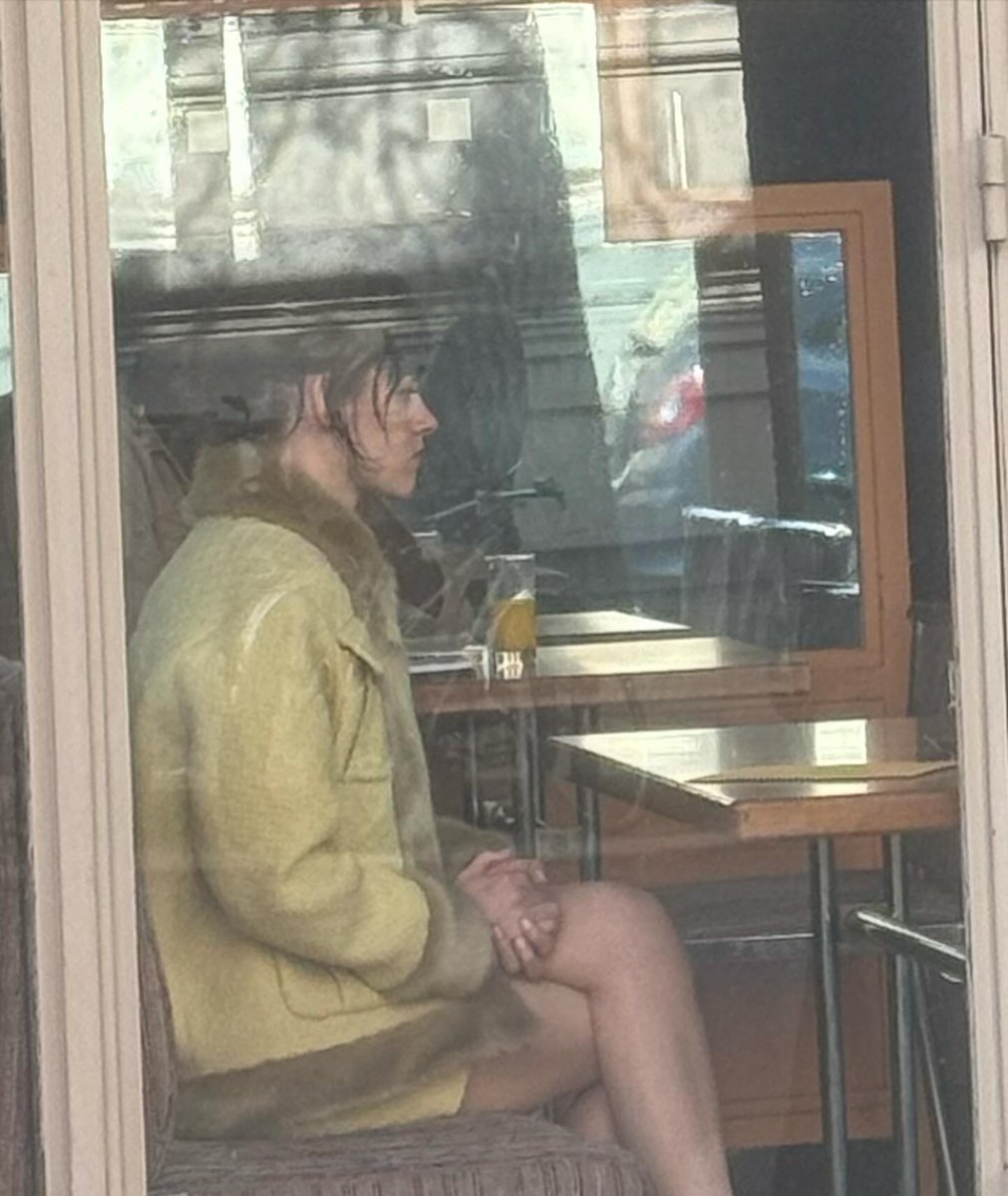 Kristen Stewart filmando uma nova campanha da Chanel em Paris ontem (18) 🥐 (instagram.com/p/C56Qm9GMxMa/)