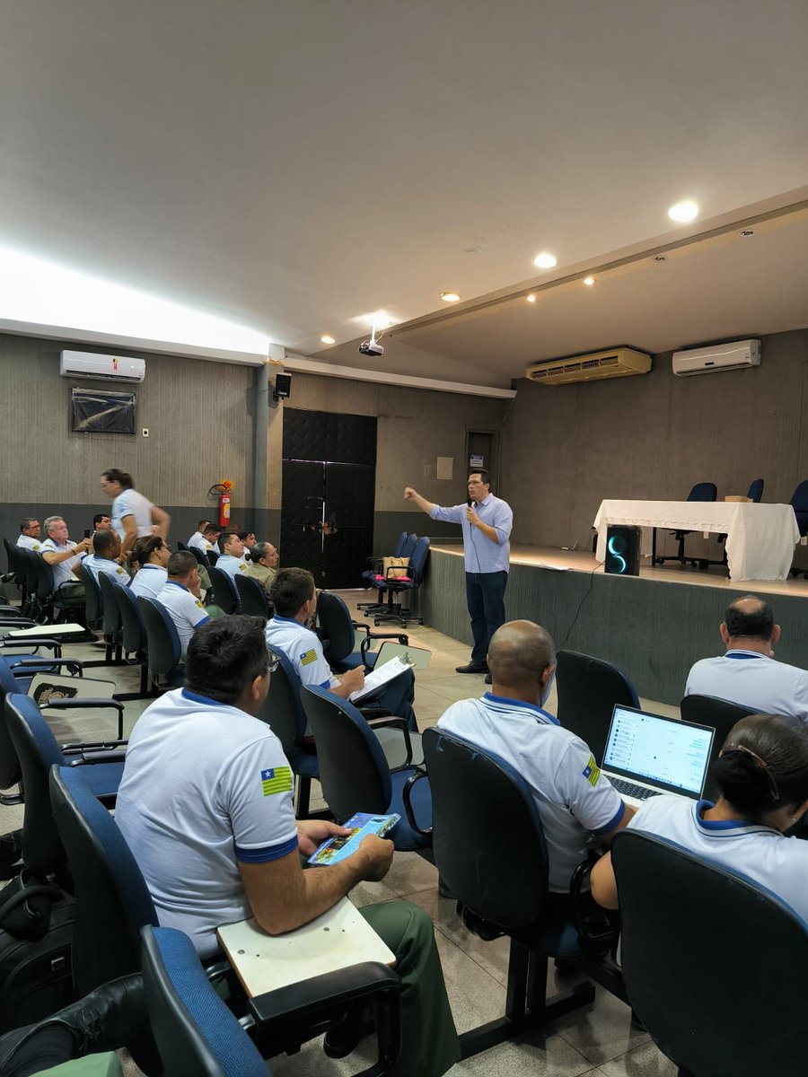 Conversando com os irmãos Capitães da PMPI e CBMEPI que estão finalizando o Curso de Especialização em Gestão da Segurança Pública promovido pela PMPI/UESPI, levando a mensagem de nossa Associação dos Oficiais Militares do Estado do Piauí, que tenho a honra de Presidir.