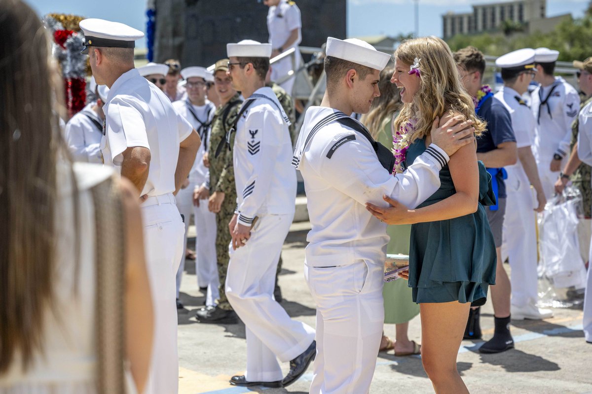 Virginia-class submarine USS COLORADO SSN788 arrived at Pearl Harbor 17 April to shift homeport and transfer to the Pacific Fleet. The fam was already on the pier to greet them. COLORADO was previously based at Groton, Connecticut