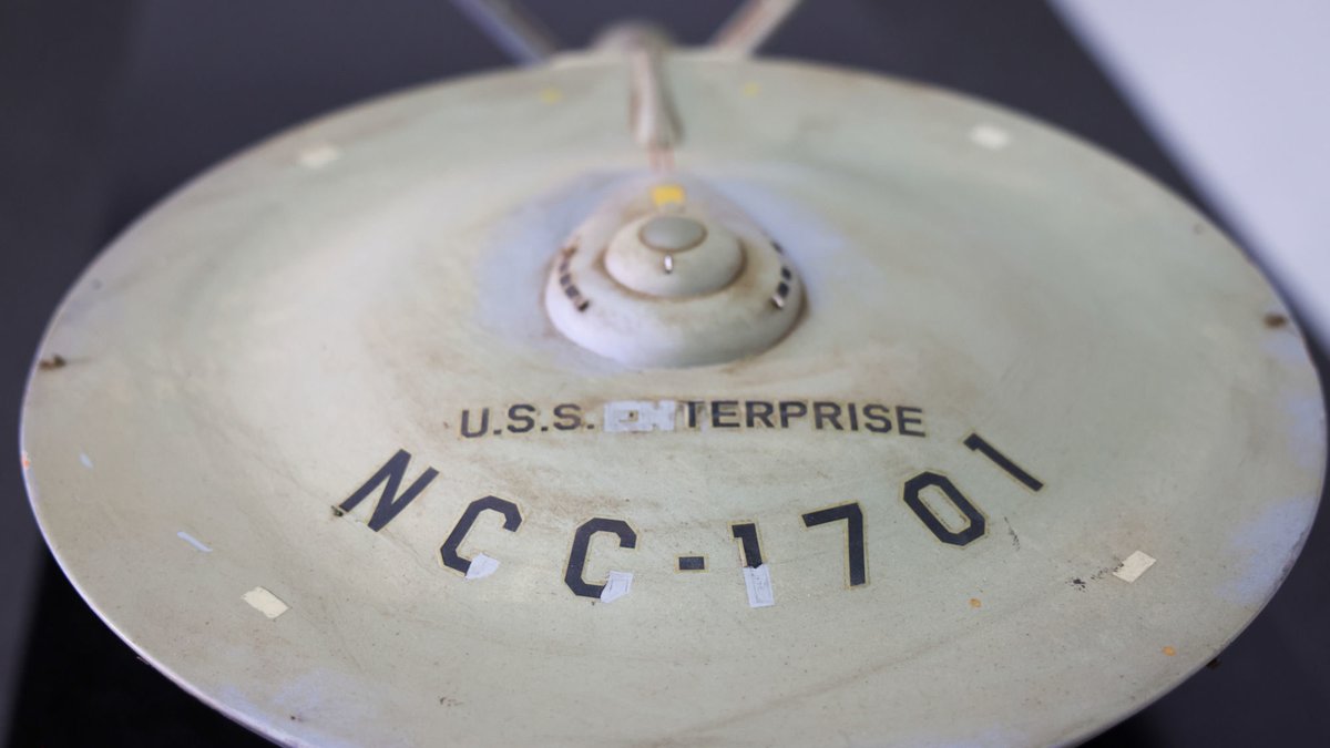 Heritage Auctions & Rod Roddenberry announced the return of the original #USSEnterprise model used in #StarTrek: The Original Series to the Roddenberry family. / @HeritageAuction @roddenberry 🔗 bleedingcool.com/tv/star-trek-r…