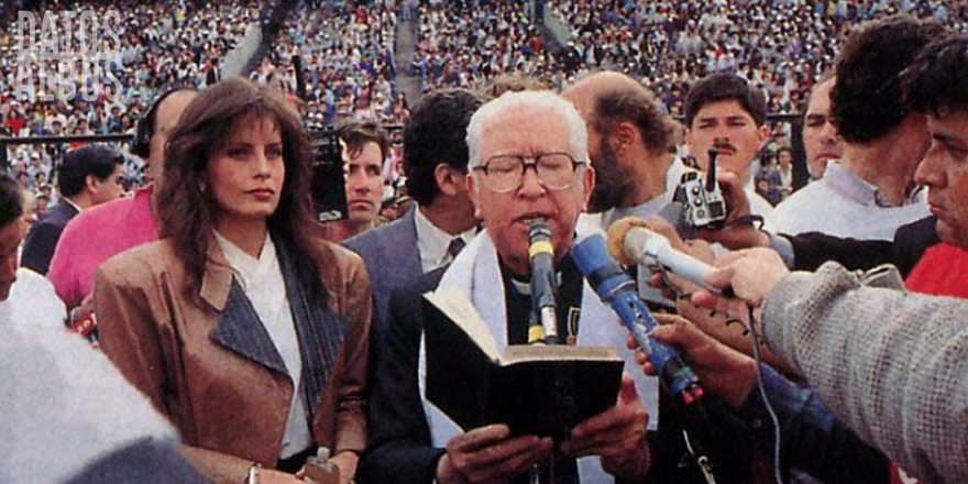 [1989] #ColoColo logra la apertura del Estadio Monumental luego de 34 años desde la compra de los terrenos. Los albos logran una gran temporada, logrando el título de Primera División. #99AñosColoColo