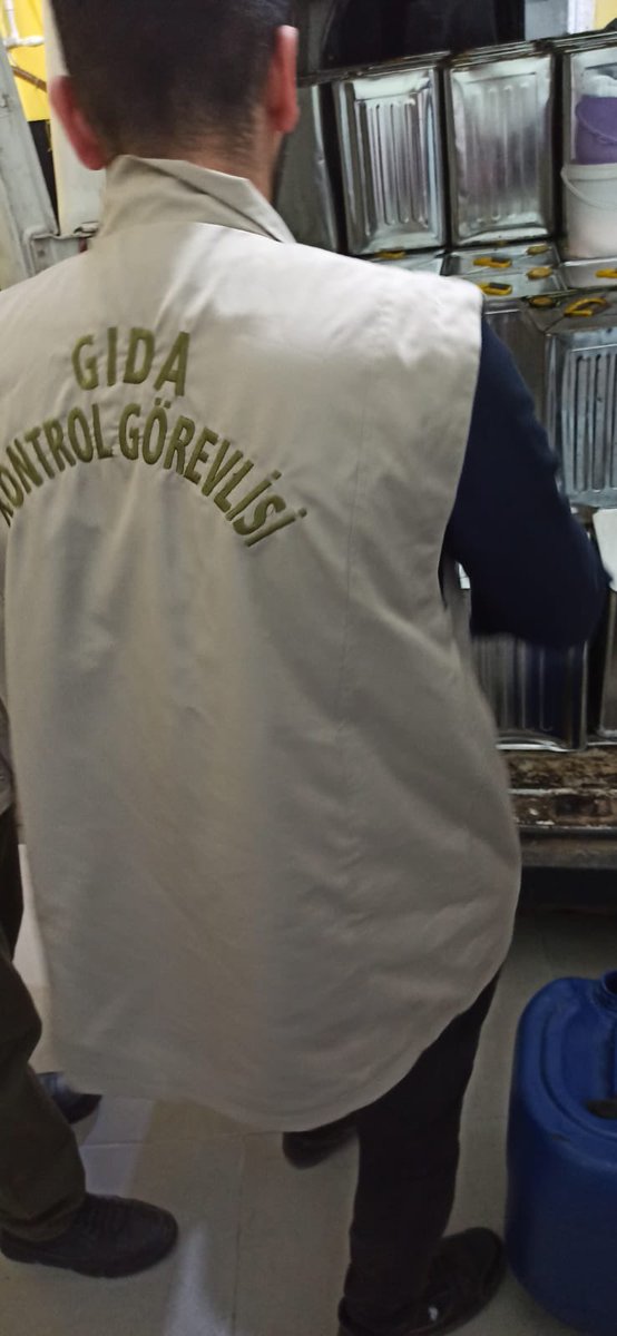 4-Halk sağlığını tehdit eden ve üreticimizin emeklerini heba eden bu tarz sahtekarlara bugüne kadar göz açtırmadık bundan sonrada müsaade etmeyeceğiz…

Not:Bugüne kadar hiç böyle paylaşımlar yapmıyordum.Ancak 100 kişilik Gıda kontrolü arkadaşlarımızın hakkını teslim etmem lazım.