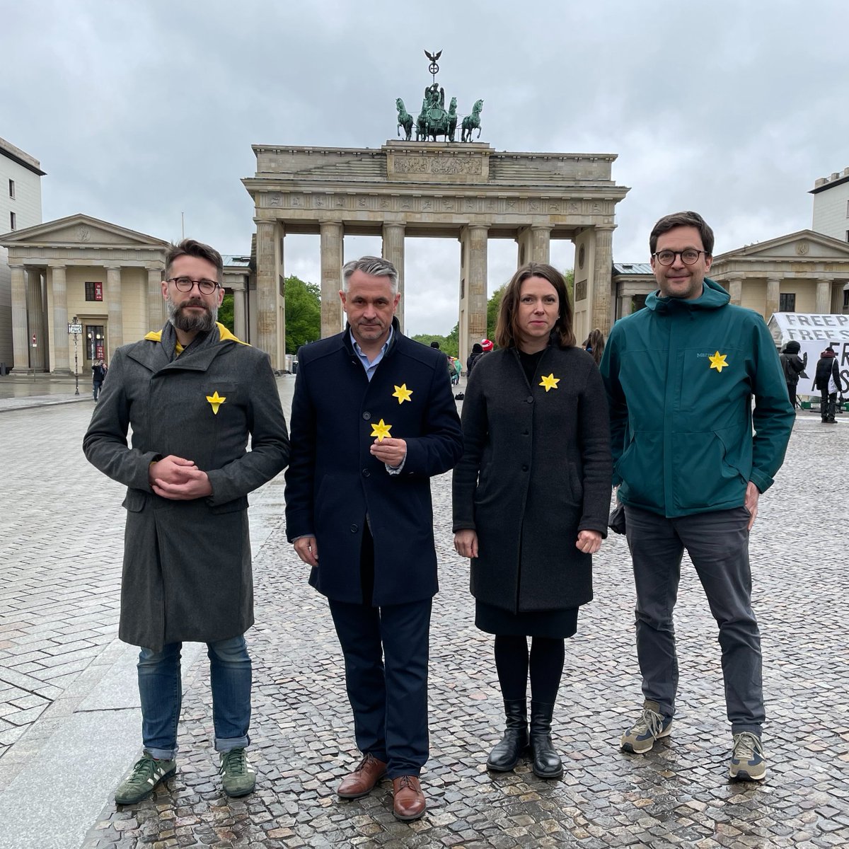 Dziękuję p. posłowi @radekfogiel, p. dyr. Katarzynie Sitko (@PLInst_Berlin) i p. Mateuszowi Fałkowskiemu (@mfxyz), że mogliśmy wspólnie upamiętnić Bohaterów Powstania w Getcie Warszawskim w stolicy Niemiec przed Bramą Brandenburską.
#WarschauerGhetto