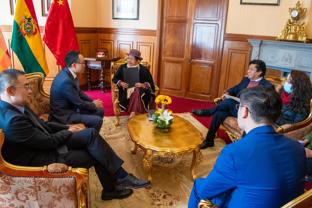 La Ministra de Relaciones Exteriores, @CelindaBolivia, recibió la visita del Embajador de la República Popular China en Bolivia, Wang Liang, oportunidad en la cual se trataron temas de la agenda bilateral. Asimismo, en el encuentro, destacaron el buen momento en el que se…