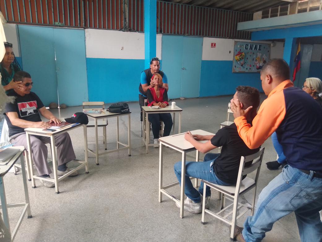 La militancia Tupamaro del Mpio. @SucreMunMRT, continúa con los talleres de aprendizaje de primeros auxilio, Yoleida Rodríguez, Sec. De Movimiento Sociales y Luis Córdova, Resp. Por protección Civil, realizaron 2do, taller básico de atención primaria. #GestaIndependentista