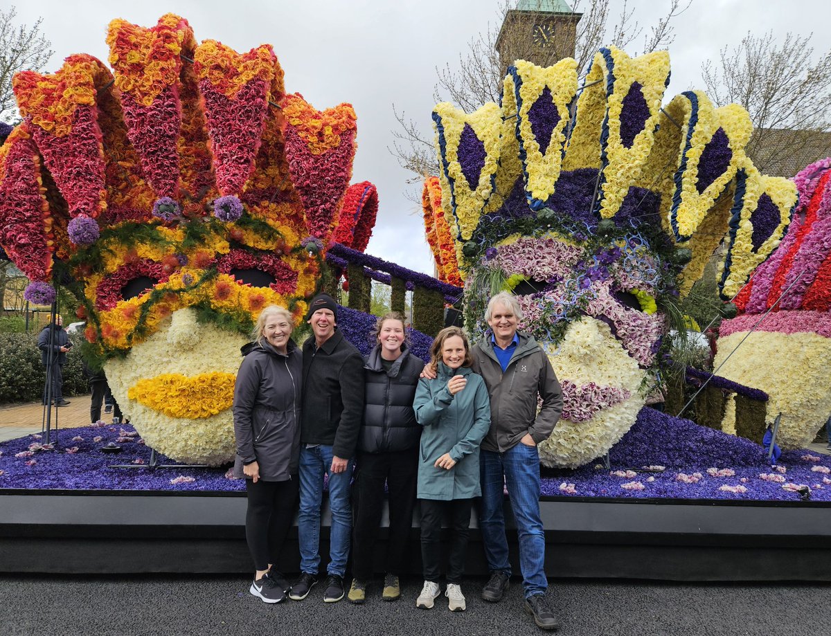 fantastic to have @BradMoore_SIO and family visiting in Leiden. This afternoon we went to see the beautiful flowerparade #bloemencorso