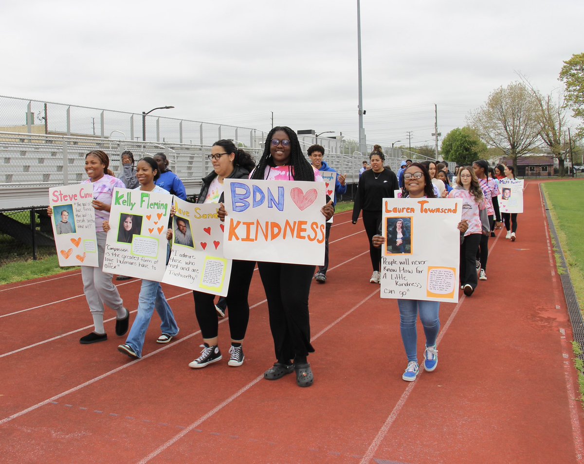 BurlCitySchools's tweet photo. The BCHS Kindness Kids and Friends of Rachel Clubs hosted a 5K today for the 25th anniversary of the Columbine High School tragedy. Assisted by Ms. Anderson and Dr. Flynn, this student-led event continues the chain reaction started by @RachelsChalleng this year @bchsbluedevils https://t.co/5Ojtjo89VK