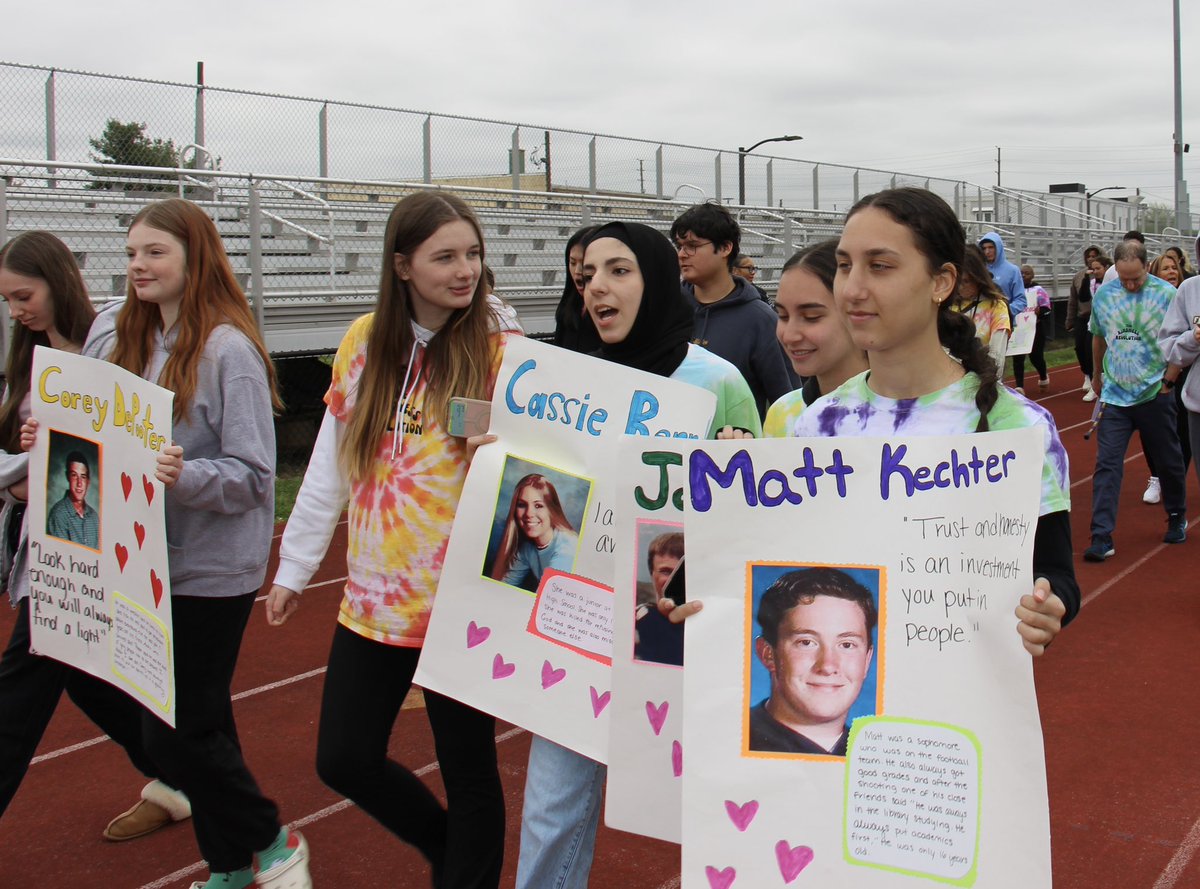 BurlCitySchools's tweet photo. The BCHS Kindness Kids and Friends of Rachel Clubs hosted a 5K today for the 25th anniversary of the Columbine High School tragedy. Assisted by Ms. Anderson and Dr. Flynn, this student-led event continues the chain reaction started by @RachelsChalleng this year @bchsbluedevils https://t.co/5Ojtjo89VK