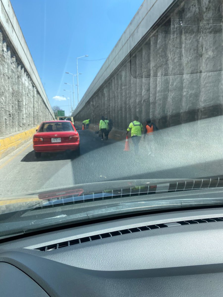 luis_noseque's tweet photo. @Trafico_ZMG @MovilidadZap personal de aseo público en el túnel para el retorno ubicado en Mariano Otero y Periférico, el tráfico está colapsado. https://t.co/rj6UIz2hJb