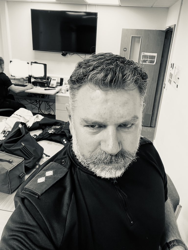 InspDaveT's tweet photo. Team briefed, missing people and high risk incidents reviewed for our ongoing action, caught up with my guest Patrol Insp in Exeter - now kitting up with my North Devon Skipper ready to face what this night may bring.! #EGulls @NWDevonPolice #999response https://t.co/FMcCDdIVRZ