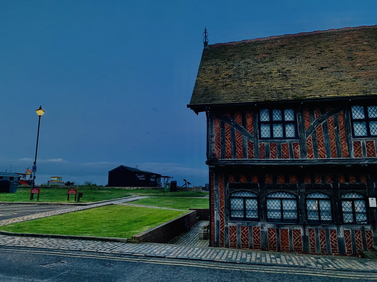 Moot Hall and Swallow’s lamp post of shame - tonight in freezing Aldeburgh. @b8sso @jacquesimbrailo @fatboyclayton