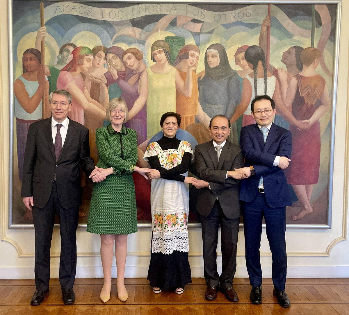 Un grand plaisir d’échanger avec mes collègues du Mexique, de l’Indonésie, de la Corée du Sud et de la Turquie #MIKTA sur nos intérêts communs. Un grand merci à notre collègue mexicaine qui a la Présidence du groupe cette année