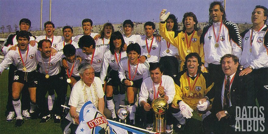 [1992] De Arica a... ¿Kobe? Los albos conquistan la @ConmebolRecopa en Japón tras superar a #Cruzeiro en los lanzamientos penales. Durante el mismo año se quedan con la #CopaInteramericana tras superar a #Puebla en México y Chile. #99AñosColoColo