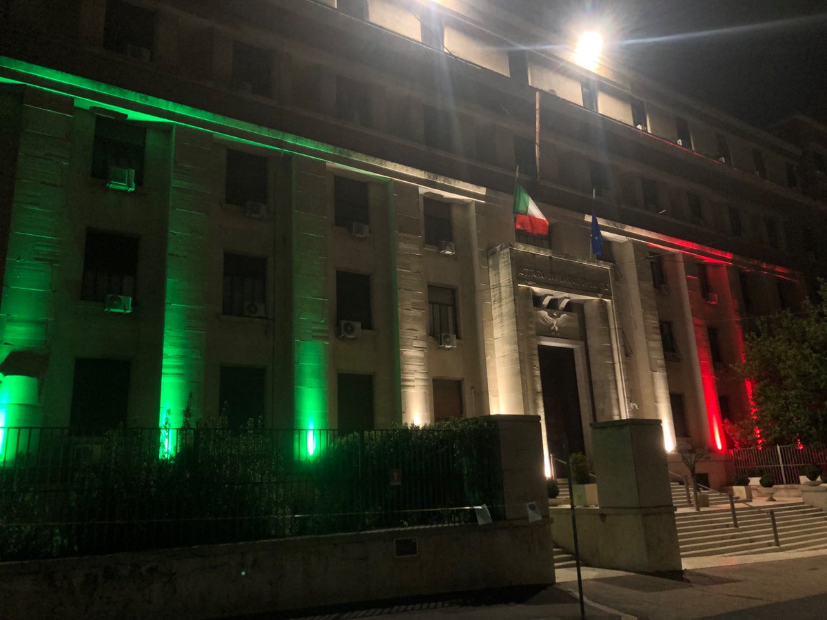 L’Iss compie 90 anni! In attesa del presidente della Repubblica l’Istituto si tinge di tricolore. Da novant’anni al servizio del paese. iss.it/90-anni-iss-co…