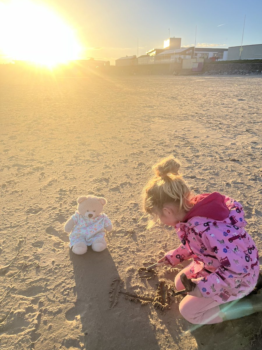 A little treat for Daisy and Tedi Twt for working super hard. An evening at the beach with chips and ice cream 🧸 🌅 @dosbarth2missh @RhiwSyrDafydd