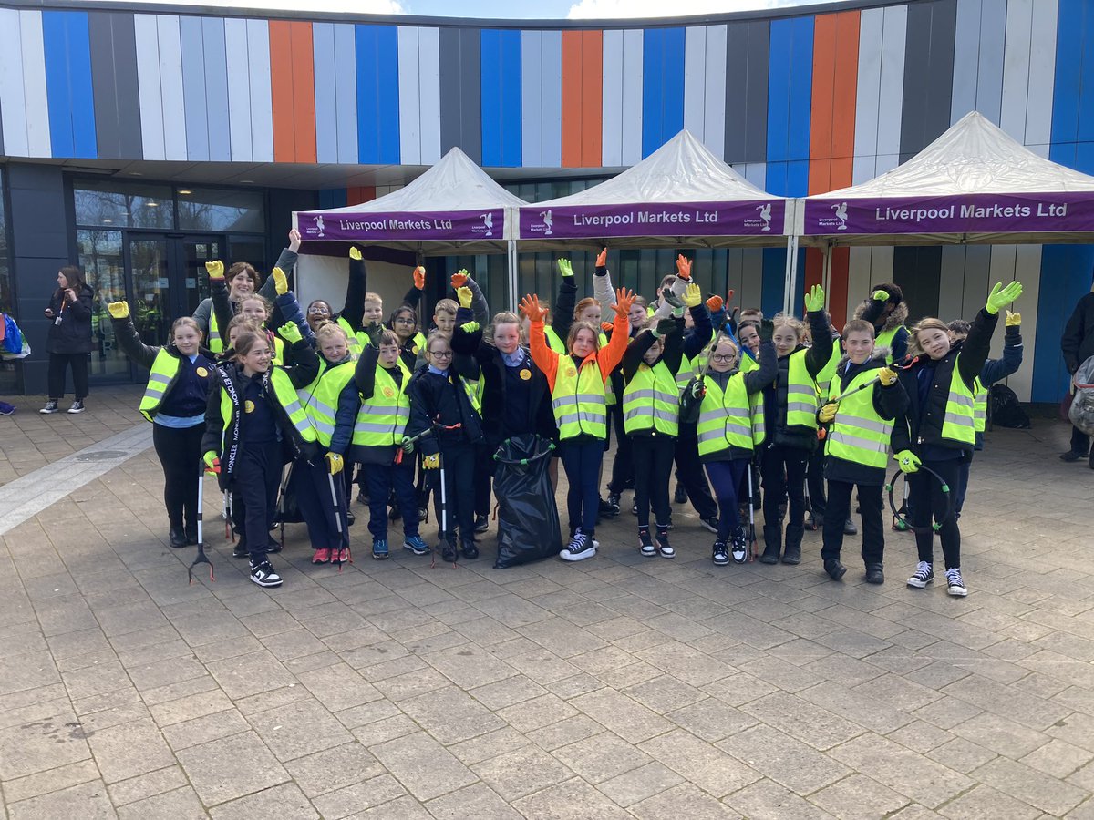 Such a brilliant day today with Stockbridge Clean & Green Team 🍀 thanks to @meadowparkscho @StalbertsRc @StBrigidsCPS @svpprimary 4 coming out in your masses to help clean up the area ❤️ thanks to @KnowsleyCouncil @DogsTrust @VolairLeisure & Safari Kids Club for your support!