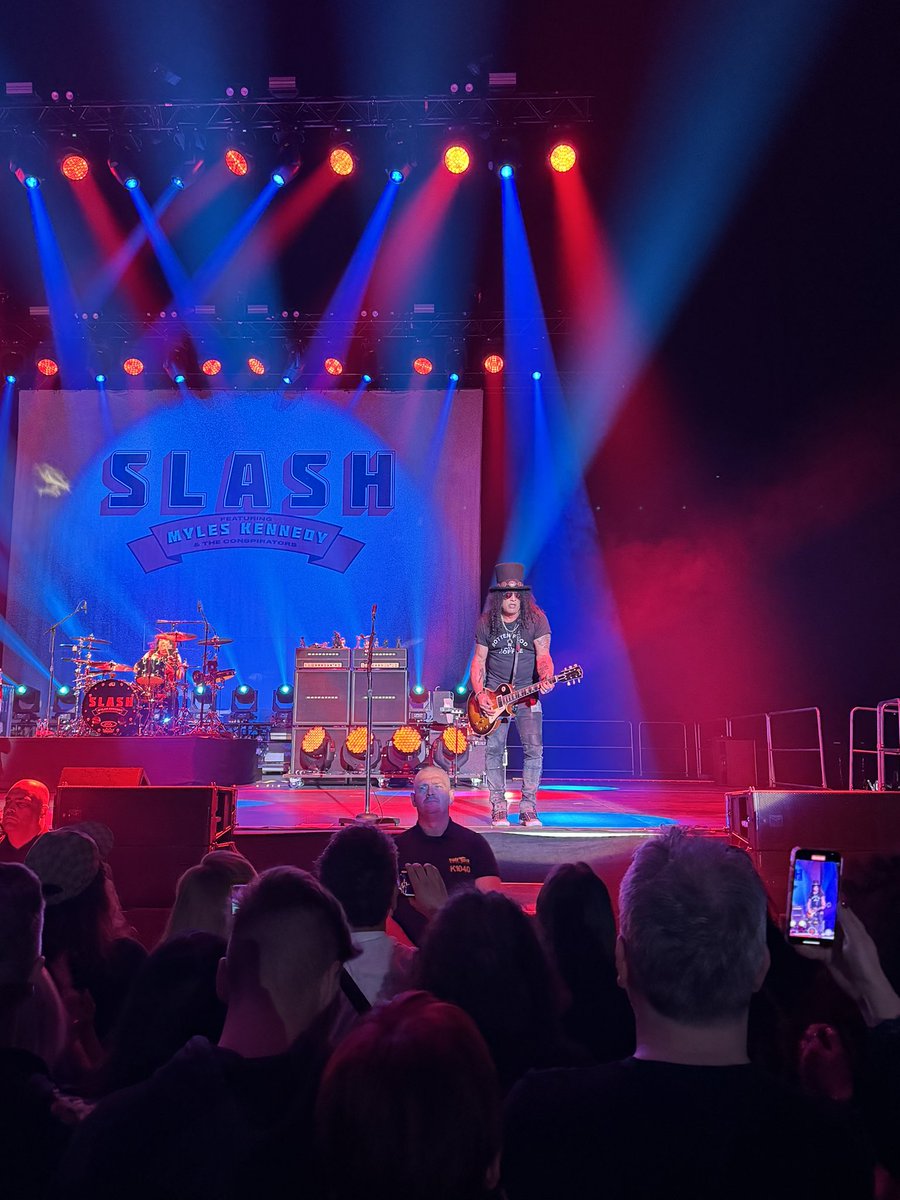 Slash_Croatia's tweet photo. What a show!! Absolutely blown away! #SMKC #Slash #Budapest 🇭🇺 https://t.co/oAfcwpOMbz