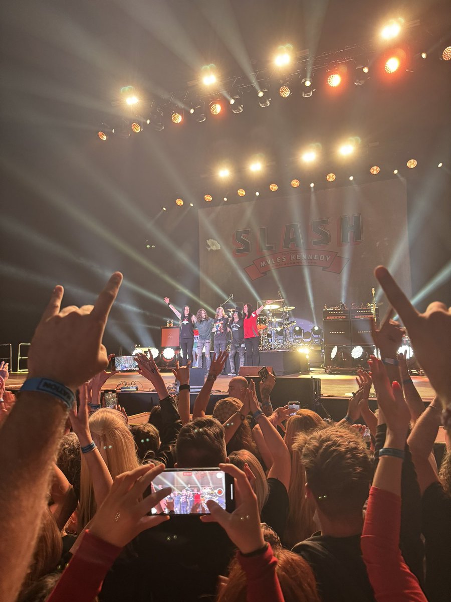 What a show!! Absolutely blown away! #SMKC #Slash #Budapest 🇭🇺
