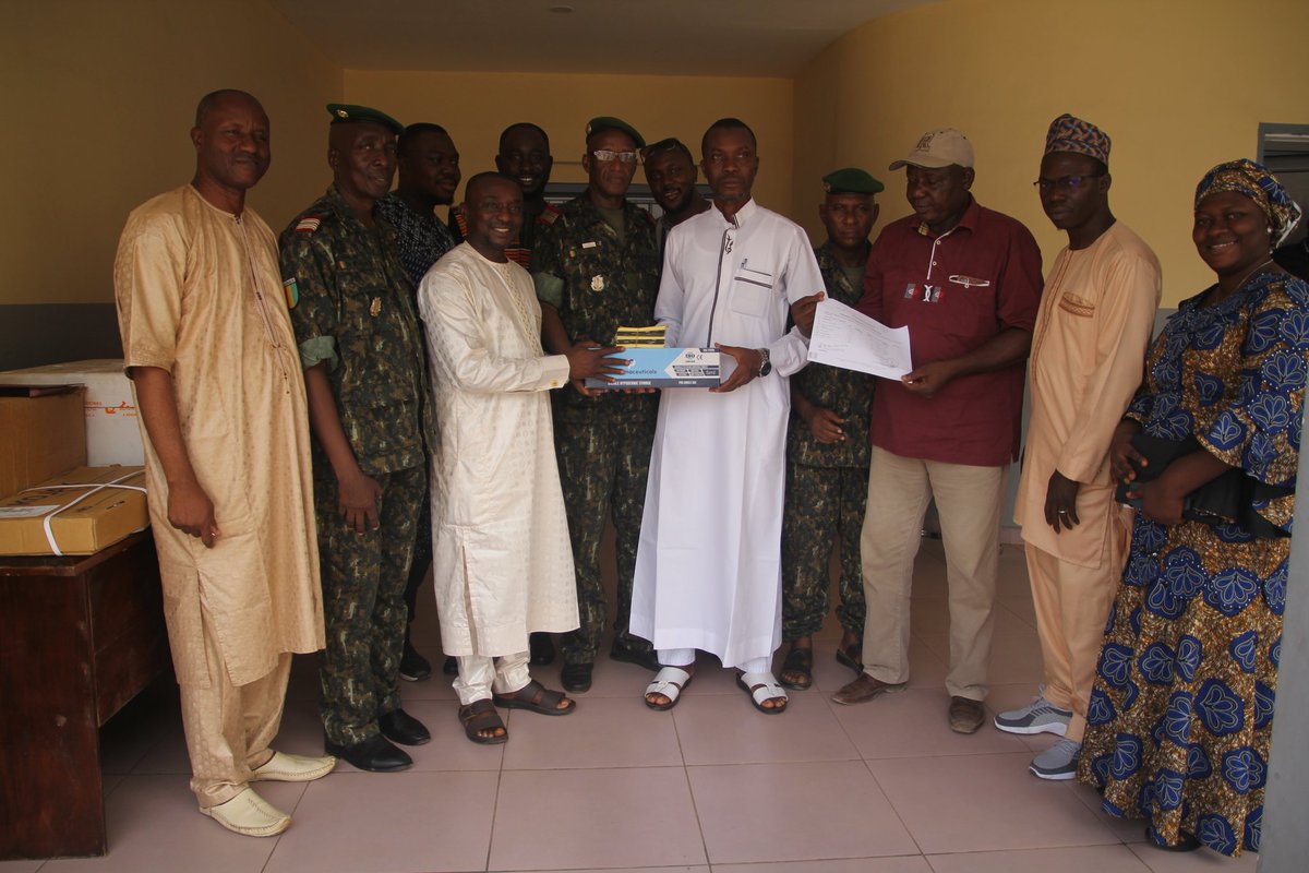 DNELMGN's tweet photo. Remise officielle des vaccins de la présidence pour le Hajj 2024 par le Ministère de la Santé et de l’Hygiène publique Guinée à travers la @DNELMGN à la commission médicale mixte de vaccination des candidats pèlerins au compte de la Présidence de la République de Guinée. https://t.co/M9jreD0MYM