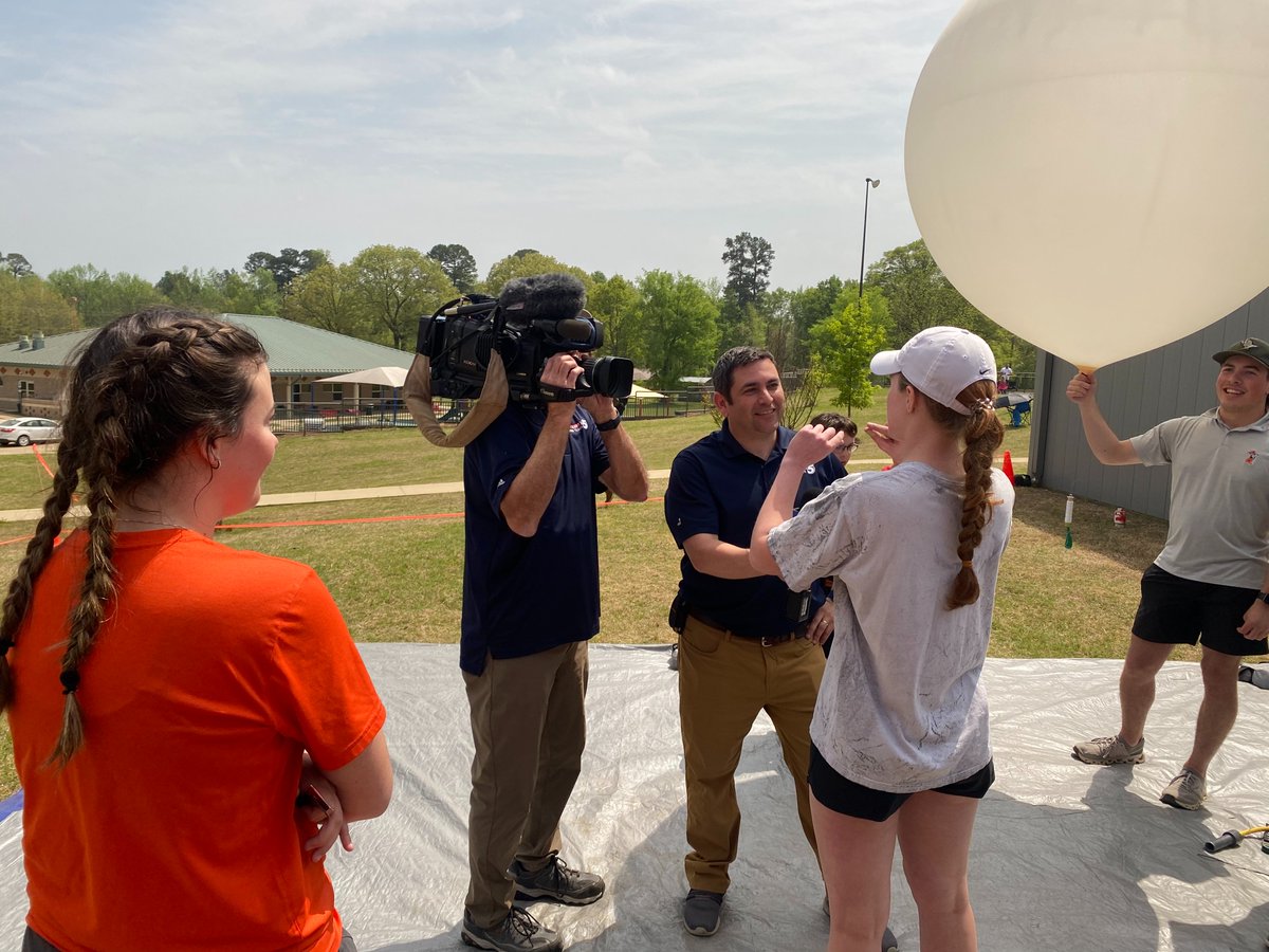 Wow, I was referred to as a "renowned OSU tornado researcher." FYI, we weren't doing to to connect it to tornado research, just general observations of infrasound producing mechanisms.

news.okstate.edu/articles/commu…