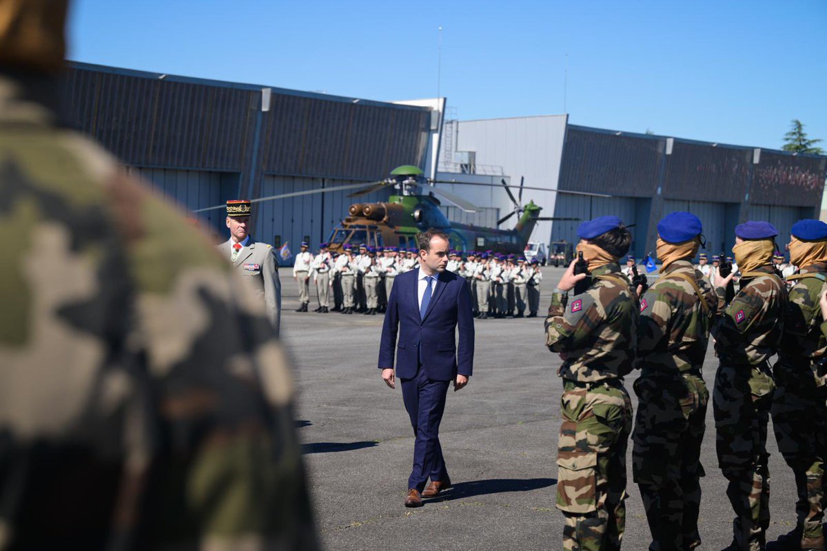 Depuis le coeur du Béarn aux pieds des Pyrénées, ils se déploient à l'assaut partout où la France les appelle. Pour nos combattants aéroterrestres du @5eRHC et du 4eRHFS, 713 millions d’euros investis en LPM. « Béarn sans peur », « Nulle part sans nous ! »