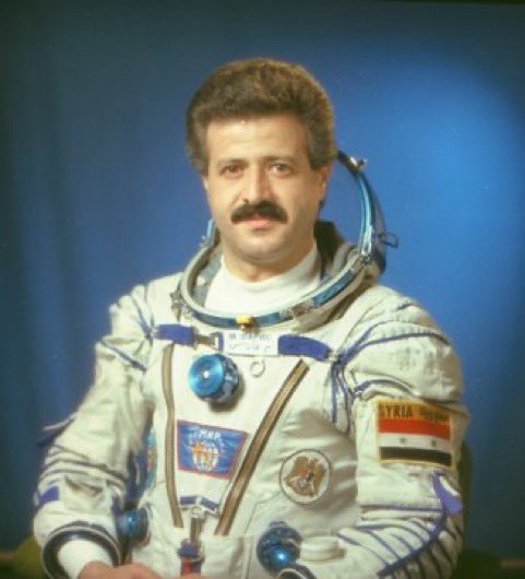 Muhammed Faris, 1987 yılında uzaya giden Suriyeli Astronottu. Suriye savaşında, halkının yanında zulmün karşısında durdu ve Türkiye’ye geldi. 

Çok kibar ve merhametli bir insan olarak tanıdım. Birgün, birçok yeri varil bombasıyla yanmış küçük birkaç Suriyeli yetim çocuklarla