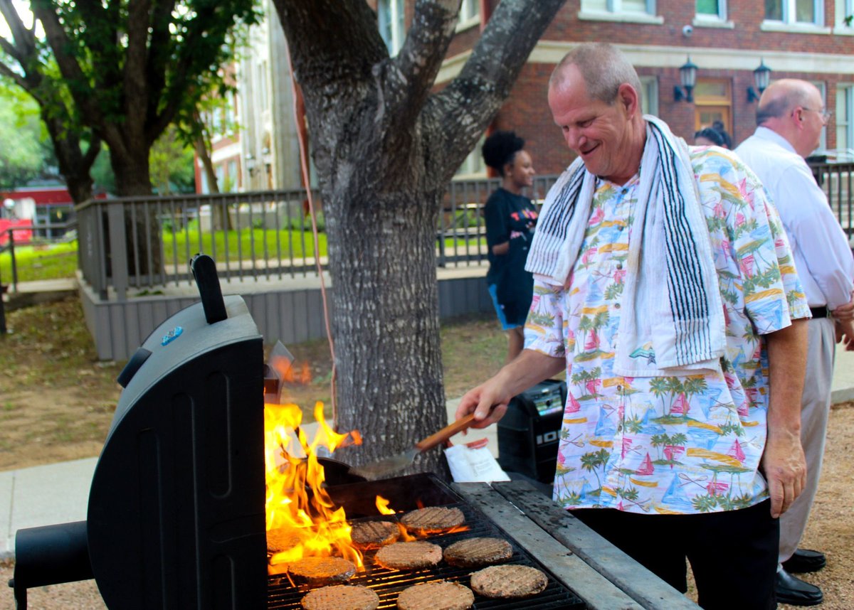 UIWbusiness's tweet photo. BBQ Party Recap 📸 The Business Club had a blast hosting their last event of the Spring 2024 semester! https://t.co/iXVCE6RgxZ