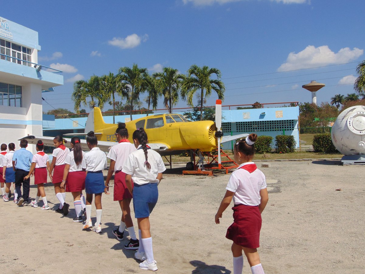 En la #AviaciónCubana ✈️🇨🇺promovemos iniciativas que contribuyen a crear un futuro mejor y más responsable, poniendo especial atención al cuidado de las nuevas generaciones y su formación vocacional.👨🏼👩🏽✈️
#Cuba 🇨🇺 #MejorEsPosible