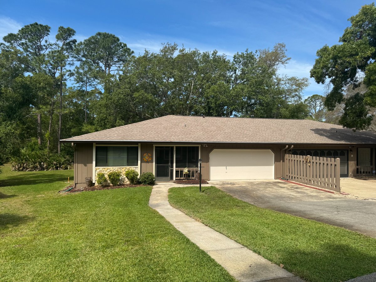 SimplySmartFL's tweet photo. This gorgeous 2 bed 2 bath townhome in the 55+ community of Summer Trees in Port Orange has just hit the market.  Carefree living with heated pool, pickleball court and clubhouse are here for you!  Set up a time to come see this home TODAY! #justlistedforsale #portorange #realtor https://t.co/UcooYYQOFC