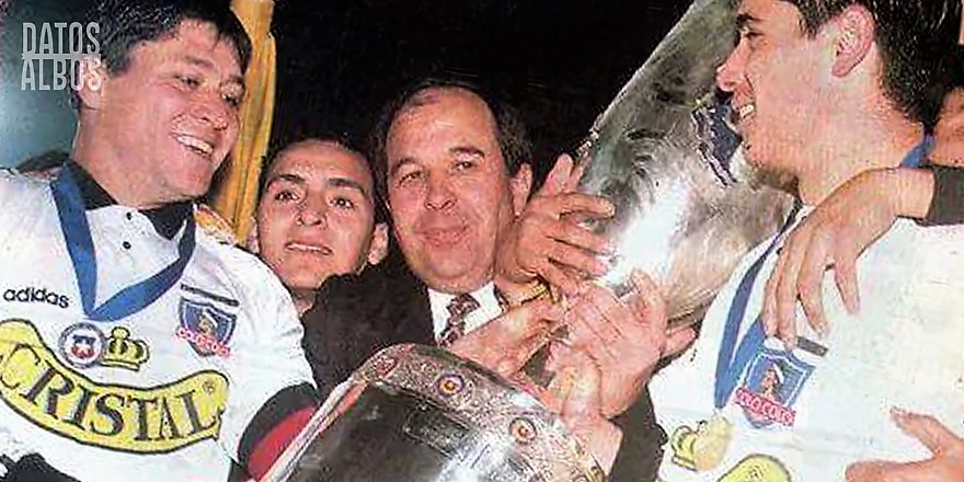 [1994] Año de cambios de DT y dirigencia en Pedrero. Peter Dragicevic vuelve a la presidencia tras vencer a Eduardo Menichetti en bulladas elecciones. #ColoColo no puede superar a #Junior en @Libertadores quedando en el camino. Los albos conquistan otra #CopaChile #99AñosColoColo