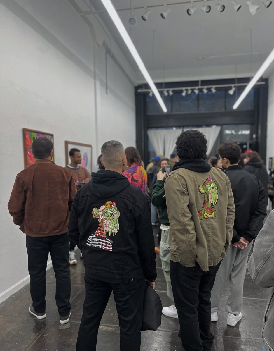 Super Apes spotted at Matt furie‘s opening. @BoredApeYC @Matt_Furie Shout out to Mariel at New Image Art Gallery 🩵🦧