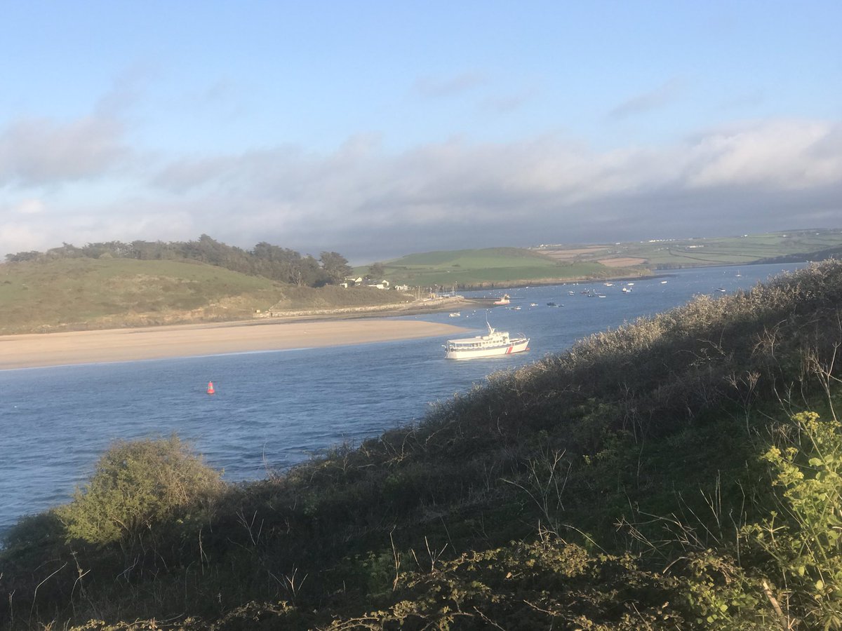 The clocks have changed ✅ The rain has stopped ✅ It’s great to have an evening run in the sunshine by the Cornish seaside.. Beautiful views from Padstow over to Rock and Polzeath I’m trying not to think too much about returning for my trauma list on Sunday morning 😬 🦴 🩸