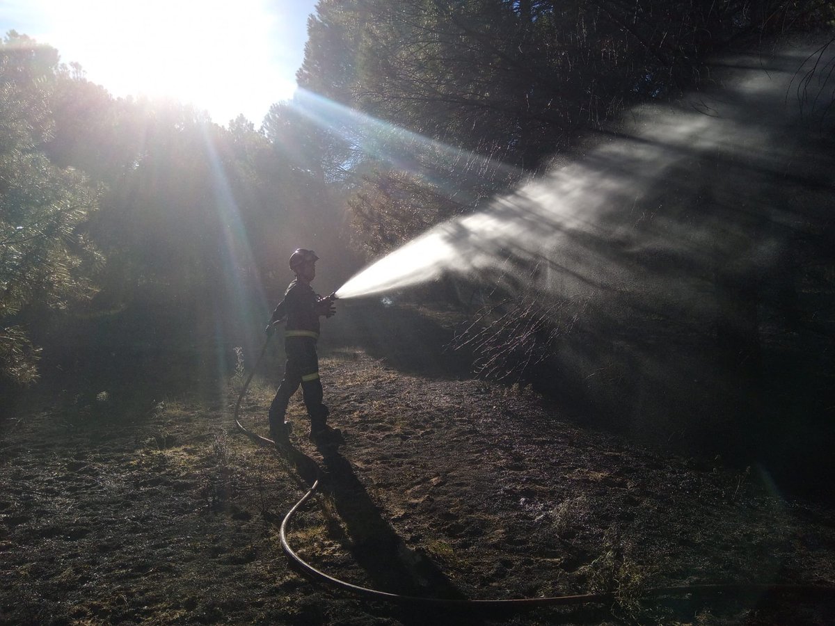 👨🏻‍🚒 Extinguimos el incendio producido en un pinar de Montemayor de Pililla, próximo a Santibáñez de Valcorba. 🔥 Superficie incendiada ➡️ algo menos de media hectárea.