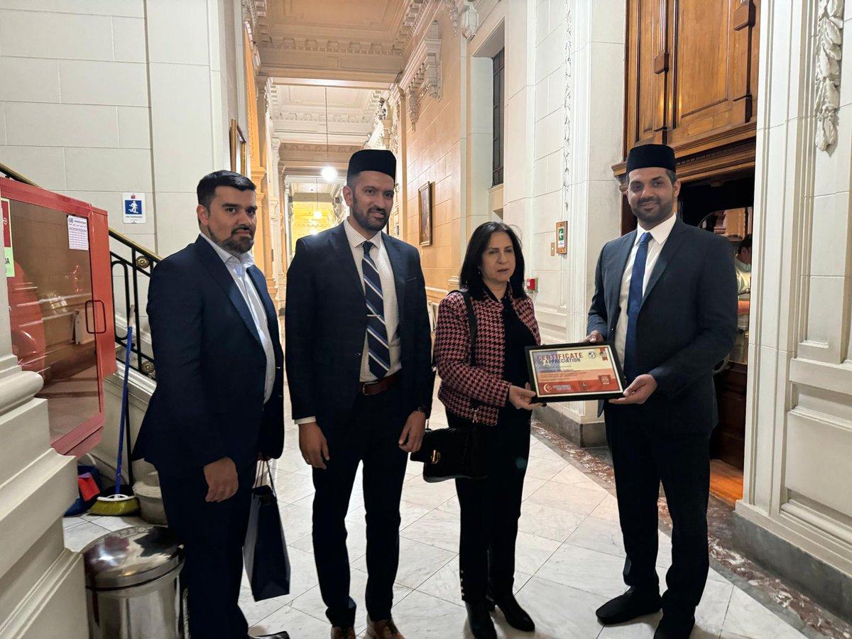 UKMuslimYouth's tweet photo. The Waqfe Arzi team attended a Human Rights event in Santiago and had the opportunity to meet the Palestinian Ambassador, @VeraBaboun

Huzoor’s message of the urgent need for world #peace was conveyed to her and the team appreciated her efforts on raising her #voicesforpeace for the people of #Gaza 

#IslaminChile