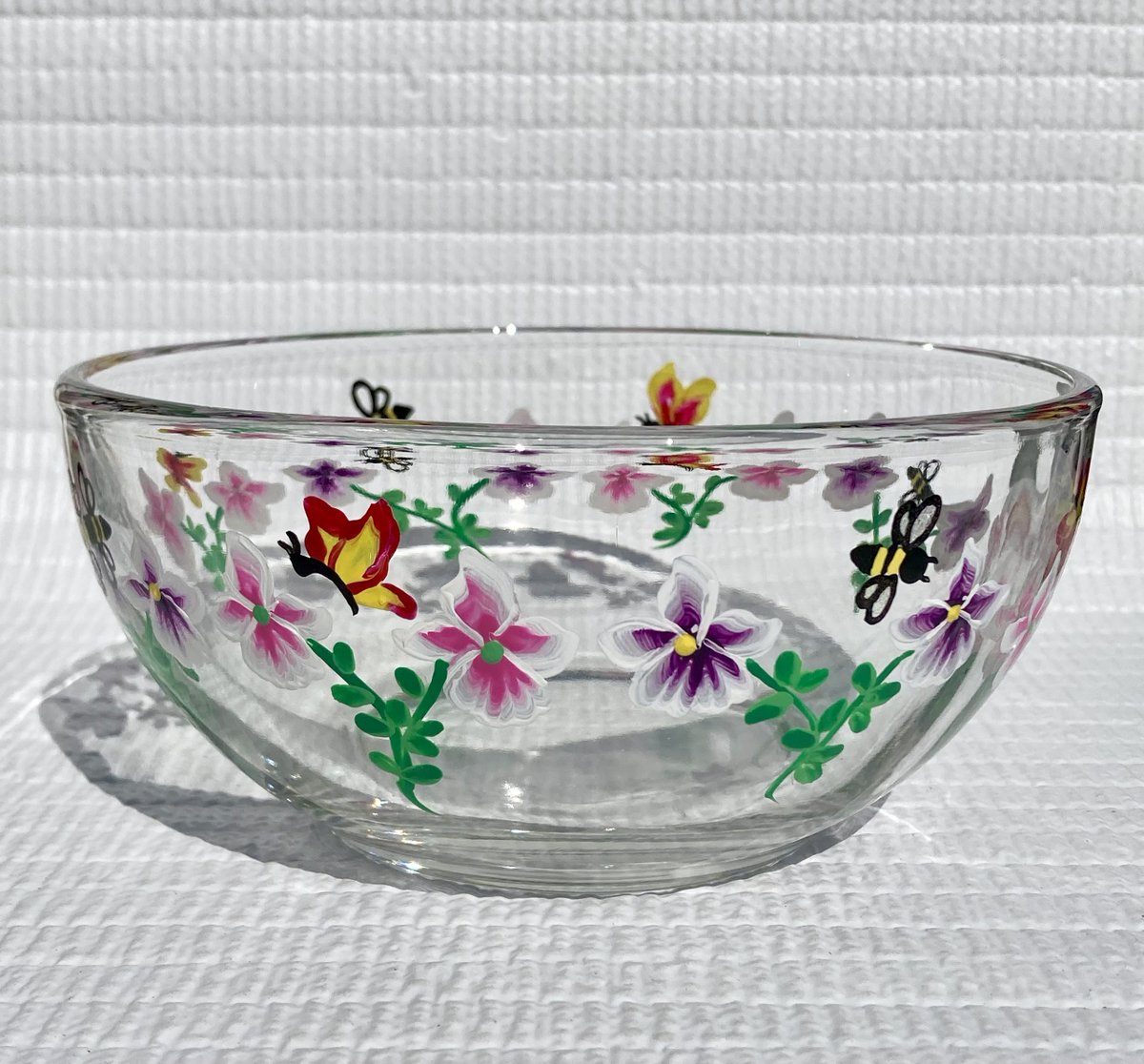 Check out this hand painted bowl etsy.com/listing/169454… #handpaintedbowl #candydish #homedecor #SMILEtt23 #craftBizParty #etsystore