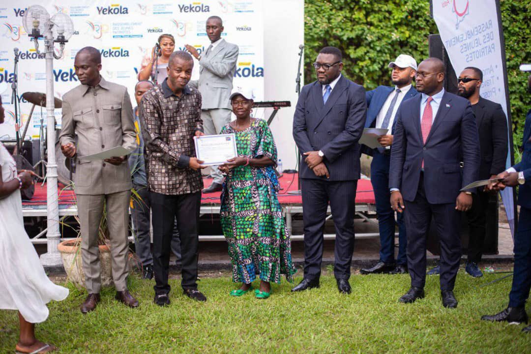 Aaronlukusa2's tweet photo. #RDC : La cérémonie de Remise de brevet aux premiers récipiendaire de l’atelier de formation dénommé #Mwasi -Yekola organisé par l’Asbl Rassemblement des jeunes patriotes ,RJP , une association présidée par Mr @ngimbidiercy1
#Diercy -NGIMBI -KINKELA .
Allez y soutiens à l’Asbl https://t.co/dHteQr0bBP