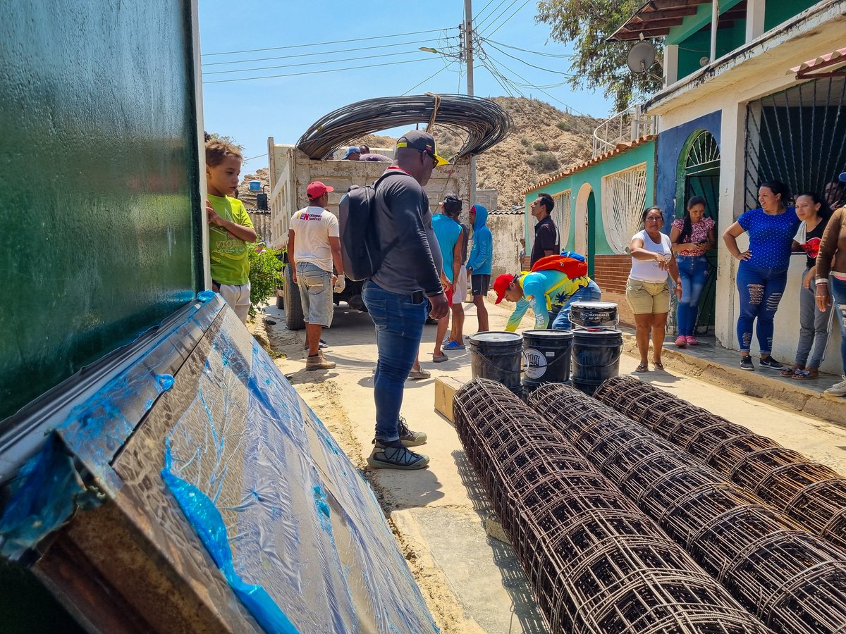 El impulso educativo en La Angoleta se ve reflejado en el apoyo del gobierno regional y municipal de la mano con la #GMBNBT, se llevó a cabo la entrega de materiales para la escuela y la base de misión, fortaleciendo la educación en La entidad.

<a href="/NicolasMaduro/">Nicolás Maduro</a> 
<a href="/GRaulparedes/">Gral. Raúl Paredes</a>