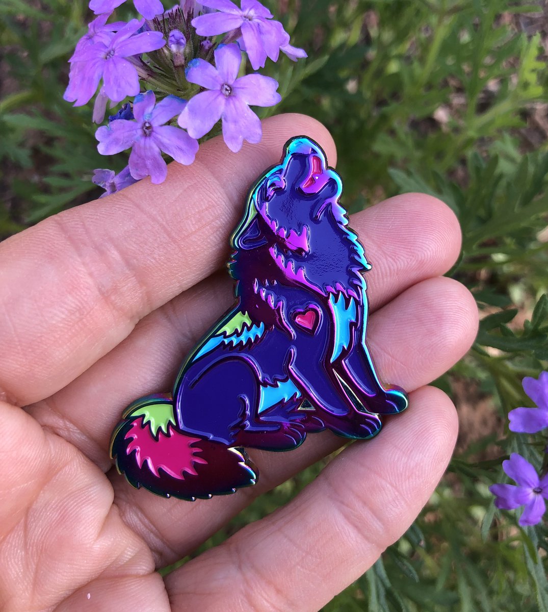 Heart Song is feelin' those springtime vibes 🌸🪻🌷🌺
Get this cutie in the 🧵👇
#wuffies #rainbows #springtime #wolf #wolfpin #cutie #kawaii