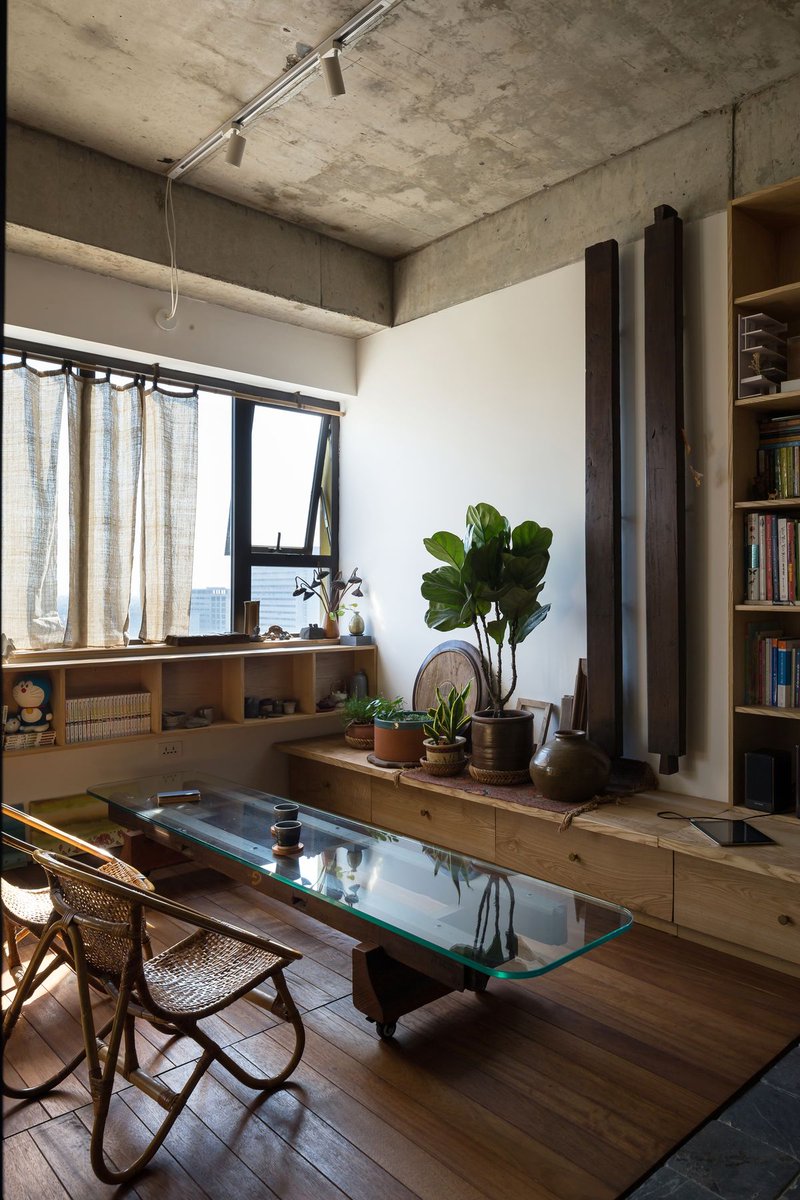 This apartment was redesigned to open up its 62m² space, removing a bedroom to expand the living area and incorporating natural light. Key features include a green balcony, minimalist furniture and new versatile spaces. Details: arc.ht/3W0Ta0Q | 📍 Hanoi, Vietnam